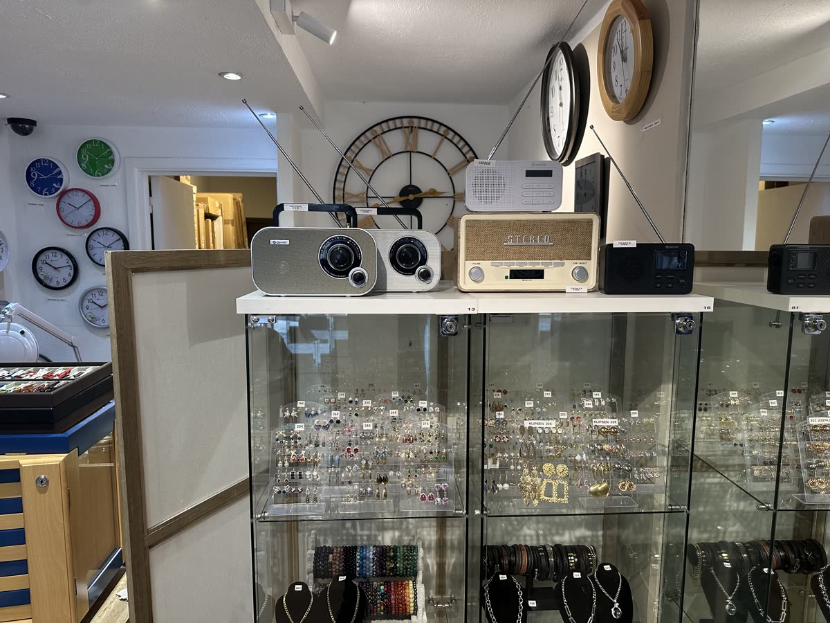 Juwelen, wekkers en radio's in de vitrine