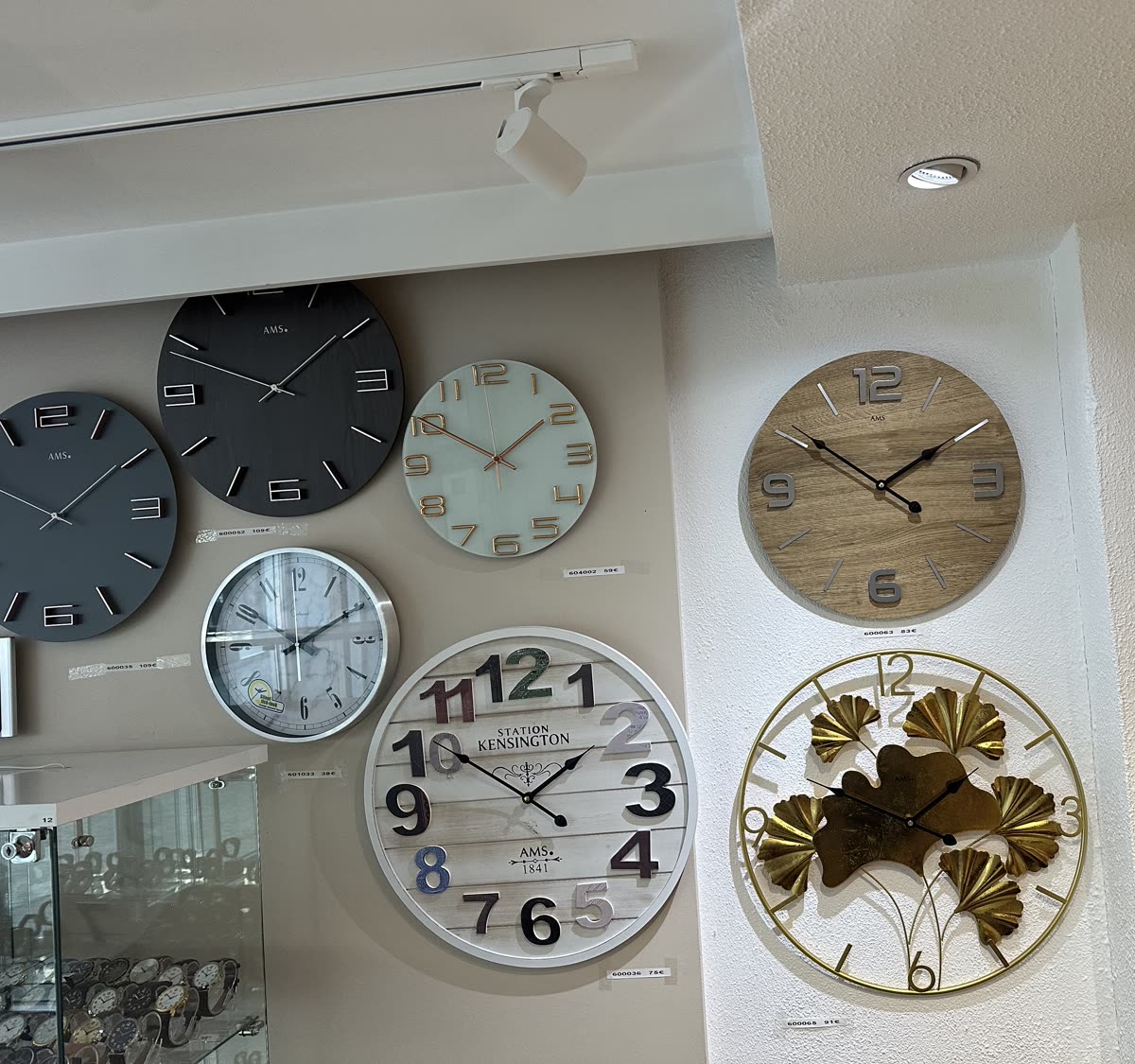 Wandklokken in de winkel van Tik en Tak